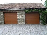 Double portes de garage de couleur marron 